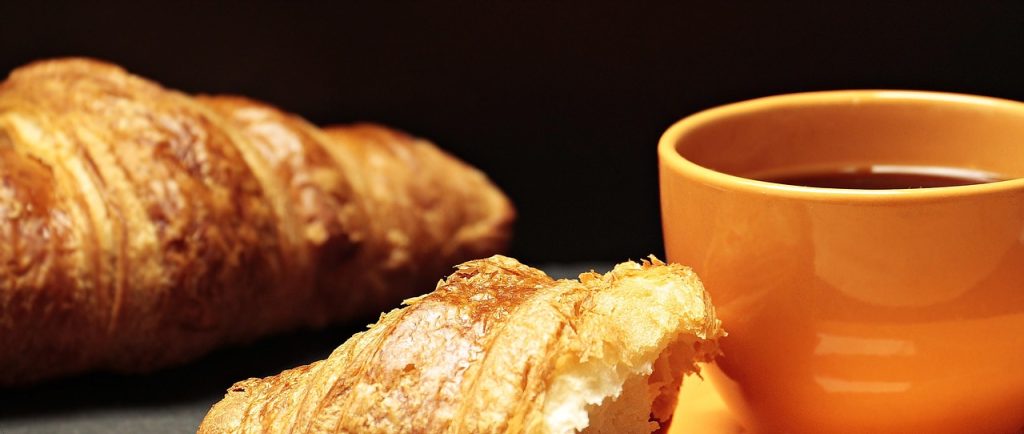 cafe-retsinas-coffee-croissant